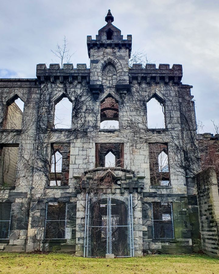 Roosevelt Island New York City USA Non-Touristy Activities for Return Visitors to New York City The Gothic façade of the old smallpox hospital on Roosevelt Island in New York City, USA. It's just the front and the inside is empty and you can see other walls of the building through the empty windows. The brick façade is three levels high with windows, a little tower at the top and the whole thing is covered in ivy "Non-Touristy Activities for Return Visitors to New York City"